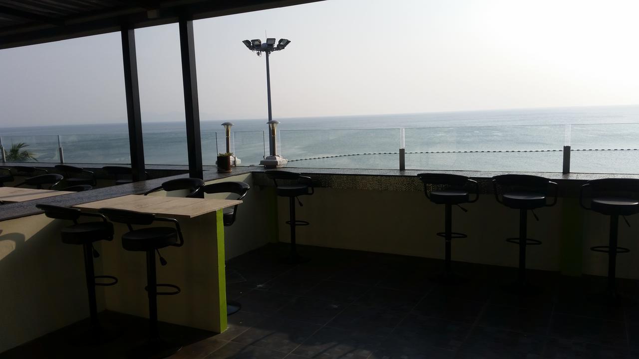 Hotel Barfly Pattaya Jomtien Beach Exterior foto